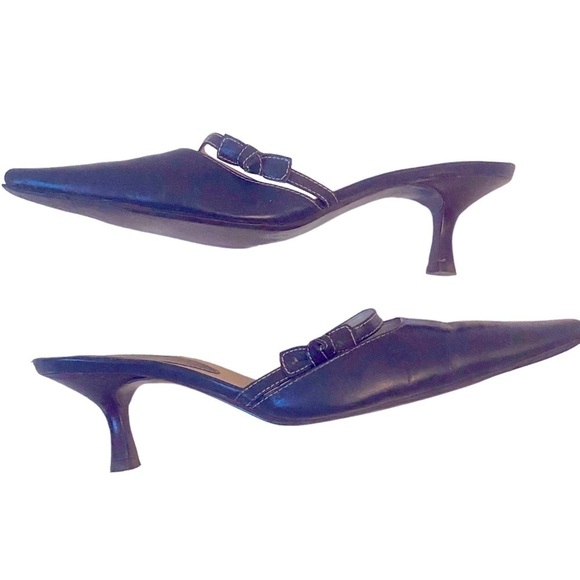 Ann Taylor Loft navy blue leather heels.Front strap.Bow trim. Size 8. 2.5” heels - Picture 1 of 10